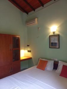 Una cama o camas en una habitación de Galle Be Relaxing Karapitiya