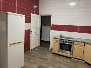a kitchen with a stove and a refrigerator at Villa SESSI in Abomey-Calavi