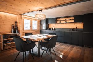 una cucina con tavolo da pranzo e sedie di Alpine Nest 1895 a Zermatt