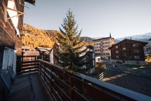 una vista di una città da un balcone con un albero di Natale di Alpine Nest 1895 a Zermatt