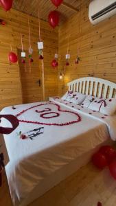 Postel nebo postele na pokoji v ubytování اكواخ الغصن الريفيه