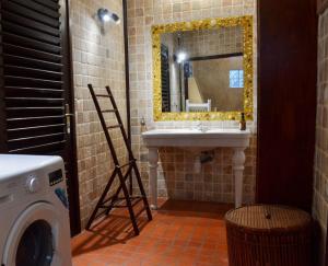 une salle de bain avec un lavabo et un miroir dans l'établissement Casa Alba - 1 bedroom house - sea view, garden & swimming pool, à Oyster Pond 12 autres photos