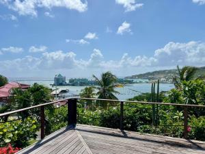 un balcon avec vue sur l'eau dans l'établissement Casa Alba - 1 bedroom house - sea view, garden & swimming pool, à Oyster Pond