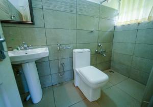 Koupelna v ubytování Viriparai Tea Bungalow Munnar by VOYE HOMES - Surrounded by Tea Plantations + 37 fotografií