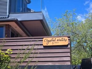 una señal en el costado de una casa en Tranquil Tekapo Stay Near Lake With Mountain Views, en Lake Tekapo