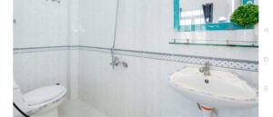 Koupelna v ubytování Nhà Nguyên Căn VÕ THỊ SÁU homestay + 7 fotografií