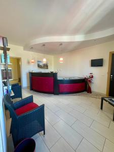 una hall di un ospedale con una sala d'attesa di Apparthotel Angela ad Alezio