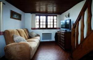 ein Wohnzimmer mit Sofa und Fernseher in der Unterkunft Charmant appartement à Estavar de 70 m² in Estavar