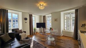 Μια τηλεόραση ή/και κέντρο ψυχαγωγίας στο The Guild l Central l Castle Thun l Old Town l Netflix