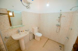 Ένα μπάνιο στο Aurora පාට පාට