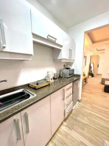 Kuchyň nebo kuchyňský kout v ubytování Classy studio with balcony