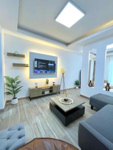 TV a/nebo společenská místnost v ubytování Classy studio with balcony