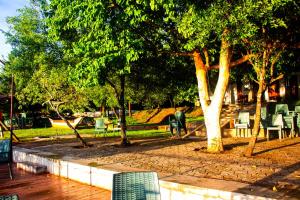 un parc avec des chaises, des tables et des arbres dans l'établissement Villa by Wilpattu Nature Resort, à Murandanveli