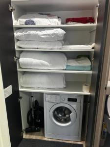 een wasruimte met een wasmachine en handdoeken bij DAVID Residence in Cavnic