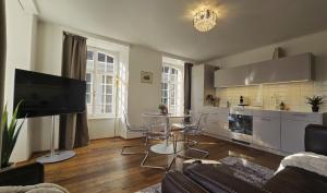 Η κουζίνα ή μικρή κουζίνα στο The Guild l Central l Castle Thun l Old Town l Netflix