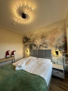 ein Schlafzimmer mit einem großen Bett mit einem Gemälde an der Wand in der Unterkunft Belle View 212 Strumyk - Jacuzzi & Sauna in Szklarska Poręba