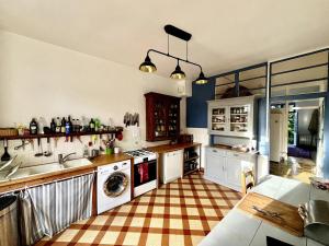 Η κουζίνα ή μικρή κουζίνα στο Le Presbytère de la Couture