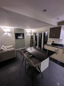 Nhà bếp/bếp nhỏ tại FREE parking, LARGE House for Contractors & Families, Sleeps 5, 4 miles to BLACKPOOL