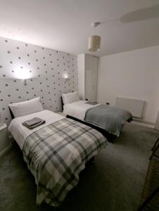 Giường trong phòng chung tại FREE parking, LARGE House for Contractors & Families, Sleeps 5, 4 miles to BLACKPOOL +24 ảnh