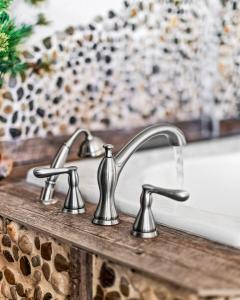 德卢斯The inn On Gitche Gumee - Hideout的厨房柜台配有2个水龙头和水槽