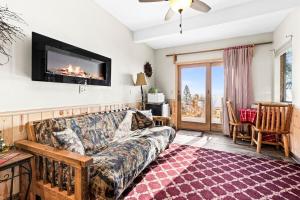 德卢斯The inn On Gitche Gumee - Hideout的客厅里有一张沙发和一台电视