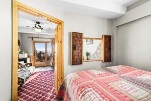 德卢斯The inn On Gitche Gumee - Hideout的一间卧室，里面有一张床和一扇窗户。