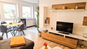 uma sala de estar com uma grande TV de tela plana em Gemütliches Apartment in Bad Berneck em Bad Berneck im Fichtelgebirge