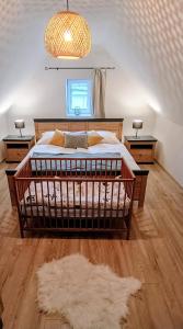 Un dormitorio con una cama grande y dos mesitas de noche. en Chalúpka pod Hradom Lednica, 