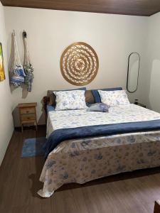 ein Schlafzimmer mit einem großen Bett mit blauer Bettwäsche in der Unterkunft Recanto do Calango in Lajeado