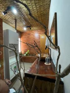 ein Bad mit einem Waschbecken und einem Spiegel im Zimmer in der Unterkunft Recanto do Calango in Lajeado