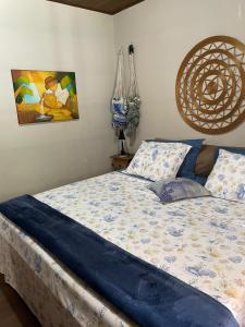 ein Schlafzimmer mit einem großen Bett mit blauer Bettwäsche in der Unterkunft Recanto do Calango in Lajeado