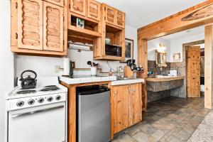 德卢斯The Inn On Gitche Gumee - The Wolves Den的厨房配有木制橱柜和炉灶。