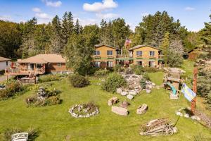 德卢斯The Inn On Gitche Gumee - The Wolves Den的从空中俯瞰一栋带院子的房子。