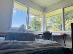 Posezení v ubytování Bus Mac Uni Mac Centre Bright and Sunny