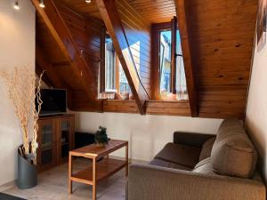 een woonkamer met een bank en een tafel bij Chimenea y piscina-Dúplex perfecto para todo el año - Herbasabina 4 in Pla de l'Ermita