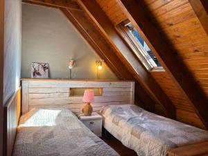 een slaapkamer met 2 bedden op een zolder bij Chimenea y piscina-Dúplex perfecto para todo el año - Herbasabina 4 in Pla de l'Ermita +23 foto's