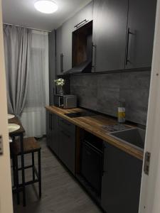 克拉约瓦Petra's的带台面和水槽的厨房