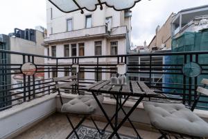 een balkon met een tafel en stoelen op een balkon bij Central 3-Bedroom Apartment with Balcony and Elevator in Istanbul