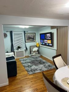 TV a/nebo společenská místnost v ubytování 2 Bedroom Burncoat St Area