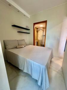 a bedroom with a large white bed in a room at Abrolhos 813 Com garagem in Águas Claras