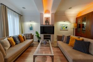 een woonkamer met twee banken en een tv bij Central 3-Bedroom Apartment with Balcony and Elevator in Istanbul