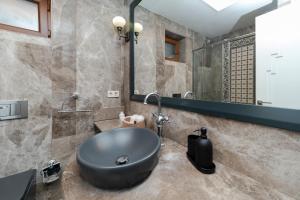 een badkamer met een ronde wastafel en een spiegel bij Central 3-Bedroom Apartment with Balcony and Elevator in Istanbul +26 foto's