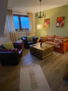 un salon avec deux canapés et une table basse dans l'établissement Paradies in der Vulkaneifel mit Panorama-Blick, à Burgbrohl