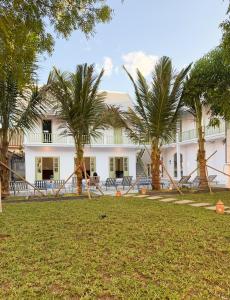 琅勃拉邦White Elephant Hostel的一个孩子在建筑物前的滑梯上玩耍。