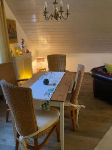 une table à manger avec des chaises et une table ainsi qu'un lustre dans l'établissement Paradies in der Vulkaneifel mit Panorama-Blick, à Burgbrohl