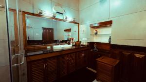 Una cocina o cocineta en Milntown Bungalow 200 years old Colonial Stay in Coonoor 80 fotos más