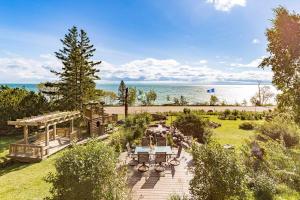 德卢斯Great Lakes Suite InnOnGitcheGumee的背景中海洋的房屋的空中景观