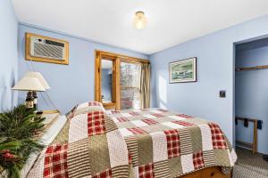 德卢斯Great Lakes Suite InnOnGitcheGumee的一间卧室，里面有一张床和一扇窗户。