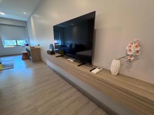 TV a/nebo společenská místnost v ubytování BubbleHumbleBangkok