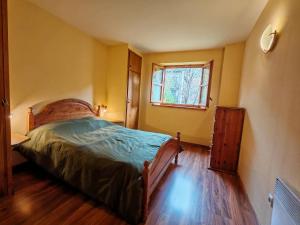 a bedroom with a bed and a window at Calideza inigualable- Rústico, eficiente y con jardín - Isard 1 in Pla de l'Ermita